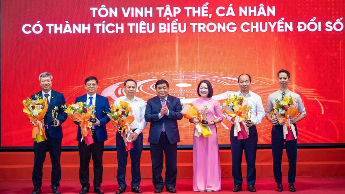 Các cá nhân, tập thể được tôn vinh vì thành tích tiêu biểu trong chuyển đổi số. Ảnh: Minh Sơn