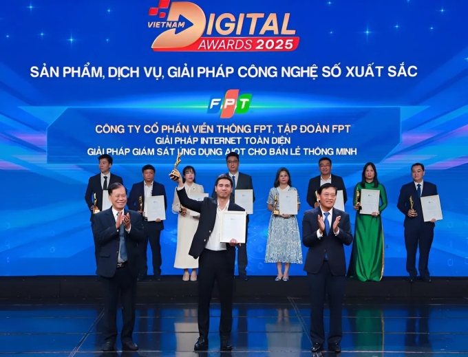 Đại diện FPTI nhận giải tại Vietnam Digital Awards 2025, Ảnh: FPT