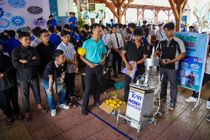 Nhóm sinh viên trình diễn sản phẩm máy phát bóng trong ngày hội STEM 2025 tại Trường Đại học Nha Trang, Khánh Hòa. Ảnh: Bùi Toàn