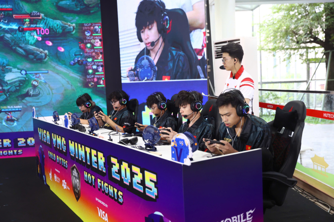 Cuộc tranh tài cam go giữa SGP và RLG SE. Ảnh: Quỳnh Trần