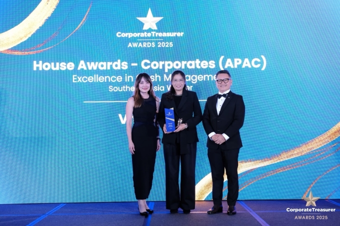 Đại diện VitaDairy (giữa) tại lễ trao giải. Ảnh: VitaDairy