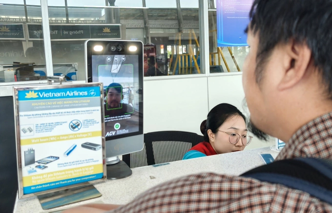Hành khách làm thủ tục check in quầy vé máy bay bằng công nghệ sinh trắc học. Ảnh: Trọng Đạt