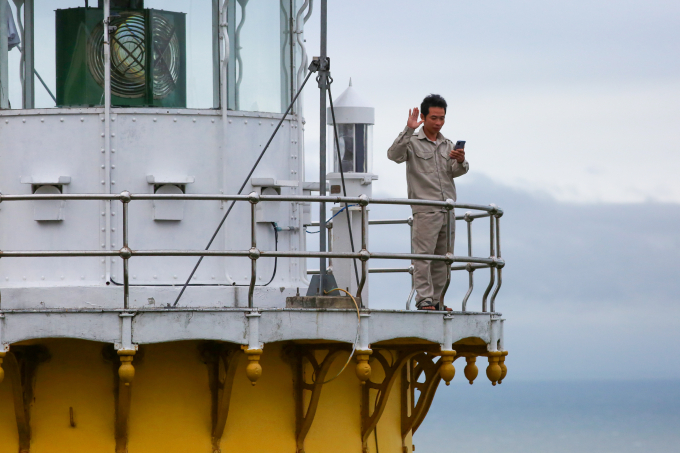 Người gác trạm hải đăng phải trèo lên tầng cao hứng sóng mỗi lần gọi điện thoại. Ảnh: Văn Đông