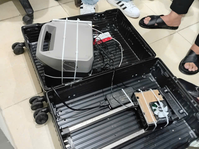 Bộ thiết bị BTS giả đựng trong vali du lịch khi bị bắt. Ảnh: Trung tâm I