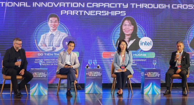 Các chuyên gia: từ trái sang gồm ông Kent Matla, Chủ tịch Australian Innovation Management Institute (AIMI), ông Đỗ Tiến Thịnh, Phó giám đốc Trung tâm Đổi mới sáng tạo Quốc gia (NIC), bà Đỗ Thị Thu Hương, Giám đốc quan hệ chính phủ của Intel Việt Nam, và ông Peter Mok, CEO Trung tâm đổi mới sáng tạo và khởi nghiệp thanh niên Qianhai Thâm Quyến - Hong Kong. Ảnh: Bảo Lâm