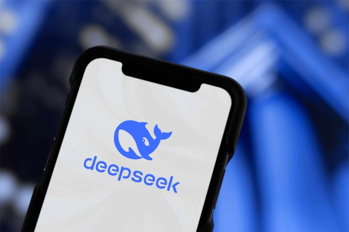 Logo DeepSeek hiển thị trên một smartphone. Ảnh: Wire China