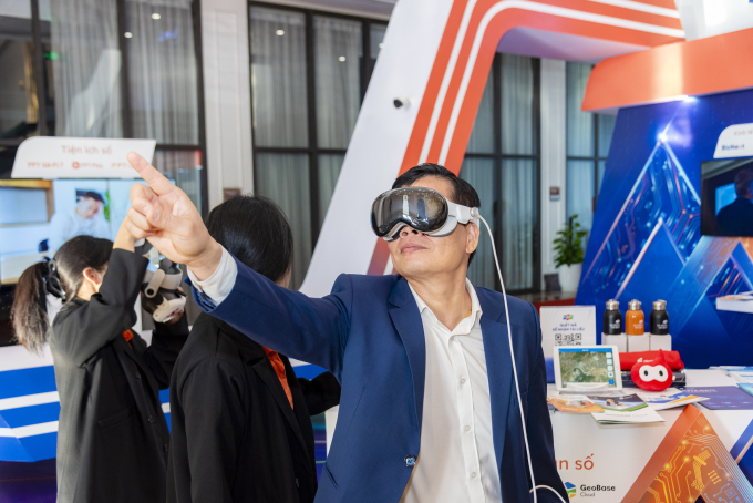 FPT trình diễn hệ sinh thái giải pháp công nghệ tại gian hàng triển lãm của sự kiện. Ảnh: Xuân Hoa