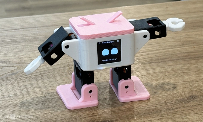 Một chiếc robot với khả năng di chuyển và tương tác bằng giọng nói, được bán với giá gần 1 triệu đồng. Ảnh: Lưu Quý