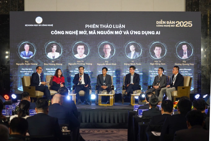Các chuyên gia chia sẻ tại Diễn đàn Công nghệ mở 2025. Ảnh: Lưu Quý