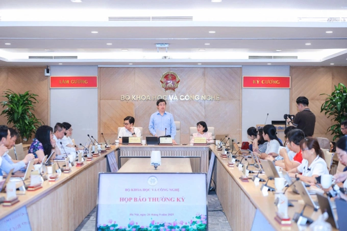 Thứ trưởng Bùi Hoàng Phương chia sẻ về sự kiện Tuần lễ số, tại họp báo thường kỳ tháng 9 Bộ Khoa học và Công nghệ, sáng 29/9. Ảnh: Doãn Mạnh