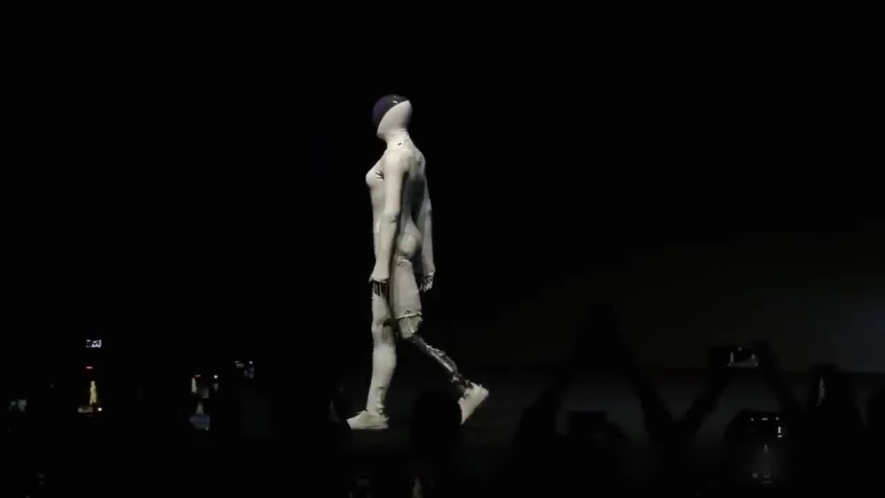 Công ty Trung Quốc tạo robot hình người khiến mọi người muốn ôm