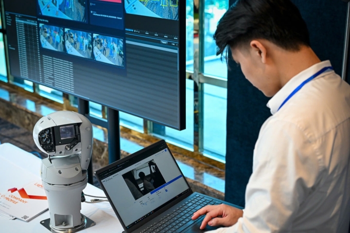 Kỹ sư thao tác điều khiển hoạt động của camera an ninh. Ảnh: Minh Sơn