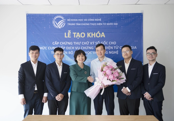 Giám đốc NEAC Tô Thị Thu Hương (áo xanh) tại buổi tạo khóa cấp chứng thư chữ ký số gốc theo tên Bộ Khoa học và Công nghệ. Ảnh: Thảo Anh