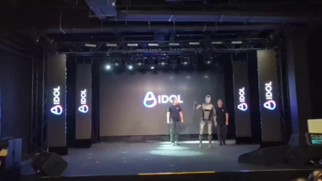 Robot hình người AI đầu tiên của Nga ngã sấp khi ra mắt