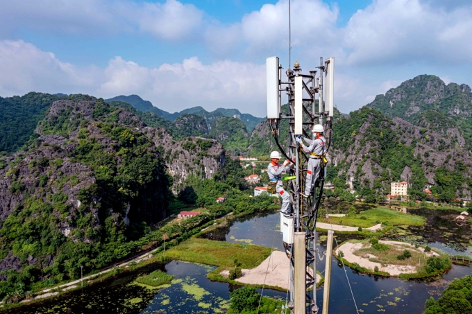 Kỹ thuật viên một nhà mạng đang lắp đặt trạm 5G. Ảnh: Thọ Trần