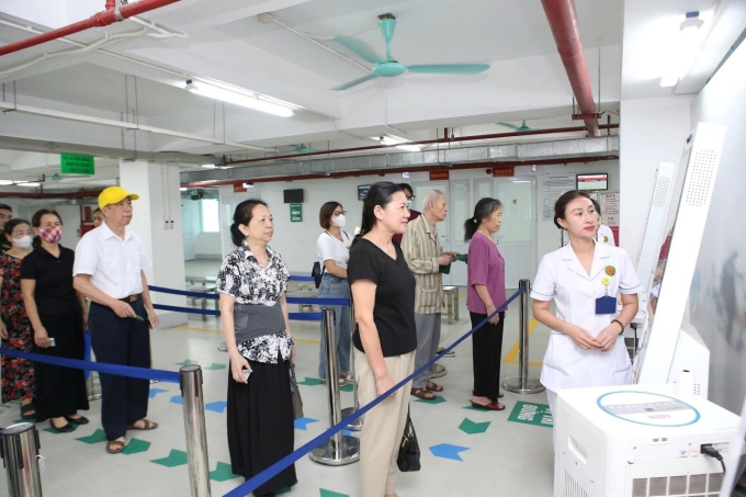 Việc triển khai bệnh án điện tử trở thành nền tảng để ứng dụng các công nghệ mới vào hoạt động khám, chữa bệnh của các cơ sở y tế cũng như đặt nền móng cho mô hình bệnh viện thông minh. Ảnh: Nguyễn Long