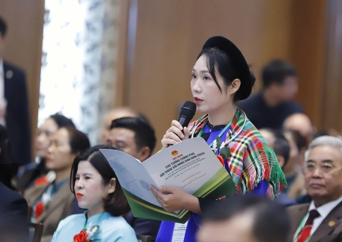 Chị Vương Thị Thương, Nông dân xuất sắc Việt Nam năm 2025 phát biểu tại hội nghị sáng 10/12. Ảnh: Dân Việt