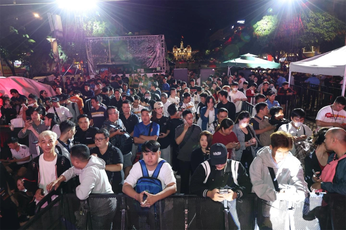 Nhiều người xếp hàng xuyên đêm tại một điểm mở bán iPhone 17. Ảnh: Huy Đức