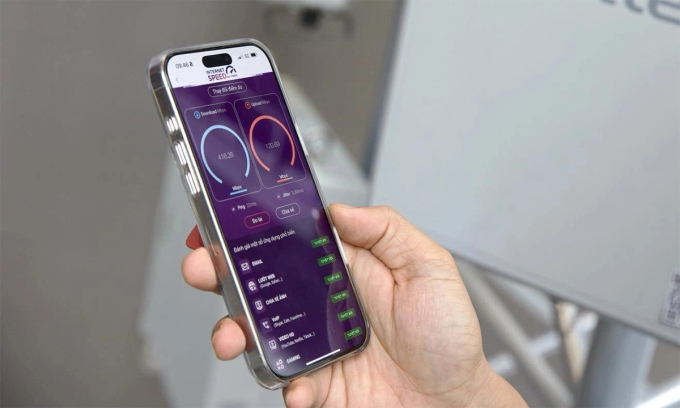 Một điện thoại đang thử mạng 5G trong ngày ra mắt tại Việt Nam, tháng 10/2024. Ảnh: Lưu Quý