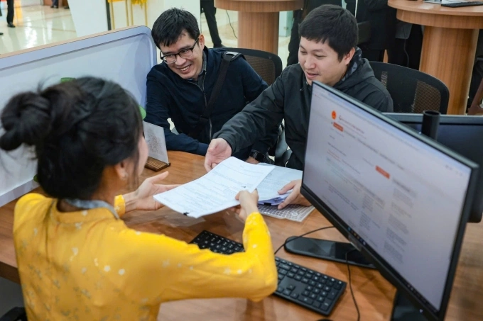 Người dân đến làm thủ tục hành chính tại bộ phận một cửa của Bộ Khoa học và Công nghệ. Ảnh: Minh Tuyết