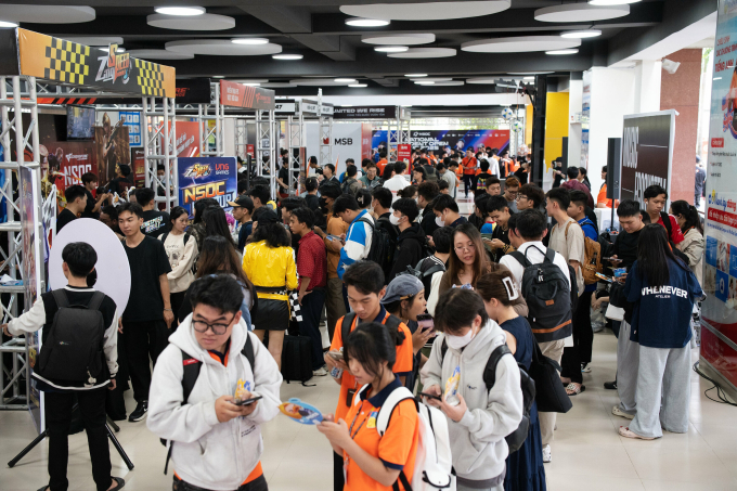 Sinh viên tham gia các hoạt động đồng hành giải đấu. Ảnh: NSOC