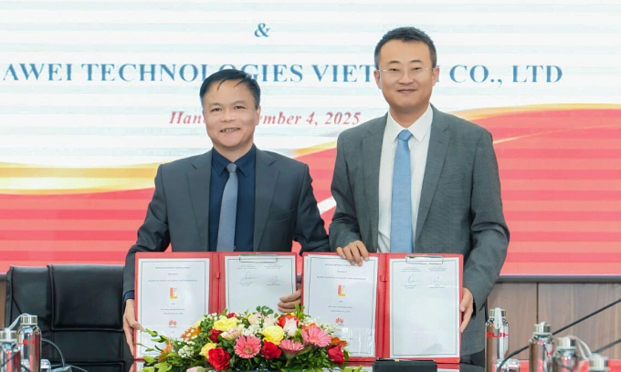 Đại diện Huawei và Đại học Bách khoa Hà Nội ký bản ghi nhớ hợp tác đào tạo nhân lực công nghệ ngày 4/12. Ảnh: