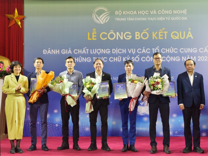 Thứ trưởng Thường trực Bộ Khoa học và Công nghệ Vũ Hải Quân trao chứng nhận cho năm nhà cung cấp dịch vụ chữ ký số có chất lượng tốt năm 2025. Ảnh: Thảo Anh