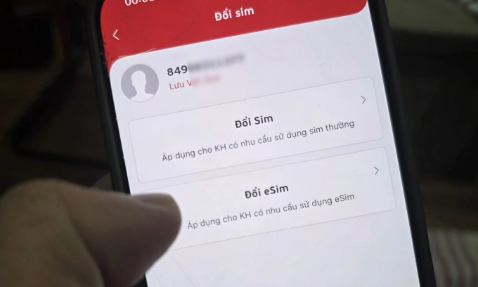 Một người dùng thử đổi eSIM qua hình thức online. Ảnh: Lưu Quý