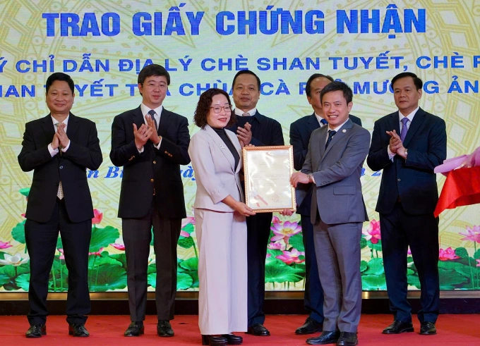 Lãnh đạo Bộ Khoa học và Công nghệ, đại diện lãnh đạo các tỉnh phía Bắc chứng kiến lễ trao Giấy chứng nhận Chỉ dẫn địa lý cho ba sản phẩm đặc sản địa phương. Ảnh: TTTT
