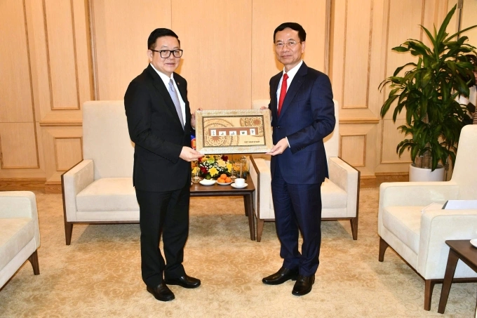 Bộ trưởng Khoa học và Công nghệ Nguyễn Mạnh Hùng tặng quà lưu niệm cho Tổng thư ký ASEAN Kao Kim Hourn. Ảnh: Doãn Mạnh