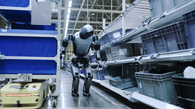 Một robot của UBTech đang kiểm tra linh kiện trong nhà máy. Ảnh: UBTech