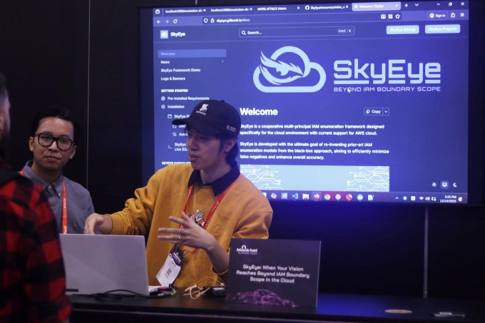 ThS. Nguyễn Minh Hoàng và Tô Bảo Sơn trình bày về nghiên cứu và công cụ SkyEye tại hội thảo Bảo mật Black Hat Europe 2025, London, Vương quốc Anh. Ảnh: Nhân vật cung cấp