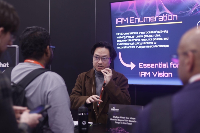 Hồ Anh Minh, thành viên nhóm nghiên cứu trình bày về ý tưởng nghiên cứu SkyEye tại hội thảo Bảo mật Black Hat Europe 2025, London, Vương quốc Anh. Ảnh: Nhân vật cung cấp