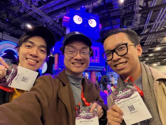 Nhóm nghiên cứu tại hội thảo Bảo mật Black Hat Europe 2025, London, Vương quốc Anh. Ảnh: Nhân vật cung cấp