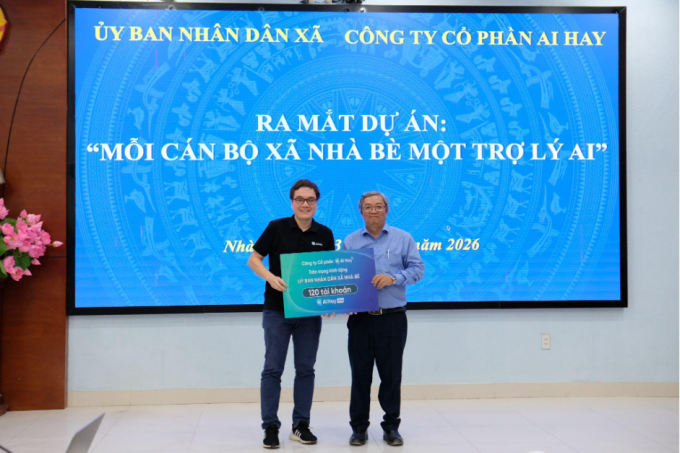 Ông Trần Quang Đức, CEO AI Hay trao tài khoản AI cho đại diện UBND xã Nhà Bè. Ảnh: AI Hay