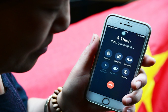 Người dùng đang thực hiện cuộc gọi di động. Ảnh: Trọng Đạt