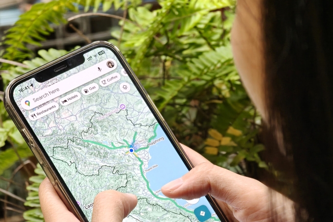 Người dùng sử dụng ứng dụng bản đồ Google Maps. Ảnh: Trọng Đạt