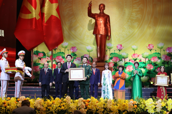 Metfone được trao danh hiệu Anh hùng Lao động. Ảnh: Nguyễn Bắc