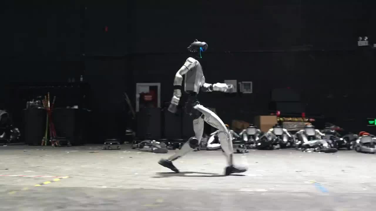 Hậu trường robot Trung Quốc tập parkour, múa côn cho gala năm mới