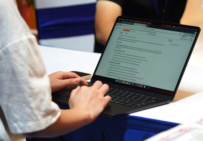 Một phóng viên dùng công cụ AI hỗ trợ chuyển từ giọng nói sang văn bản và tổng hợp nội dung. Ảnh: Lưu Quý