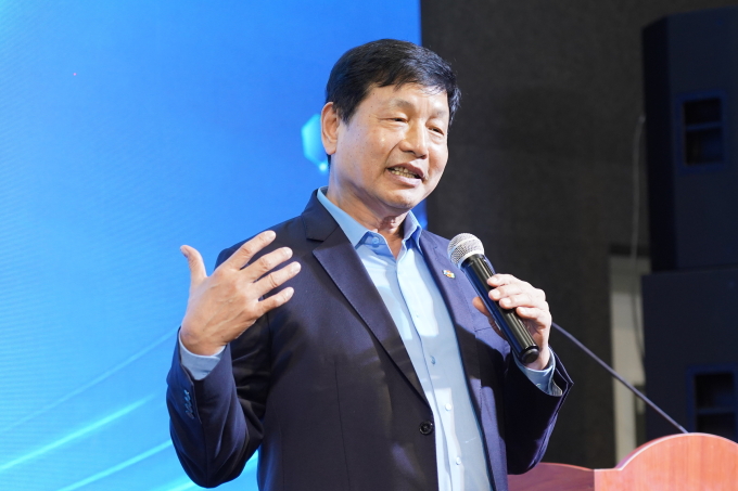Chủ tịch HĐQT FPT phát biểu tại hội nghị, tối 8/2. Ảnh: An Phương