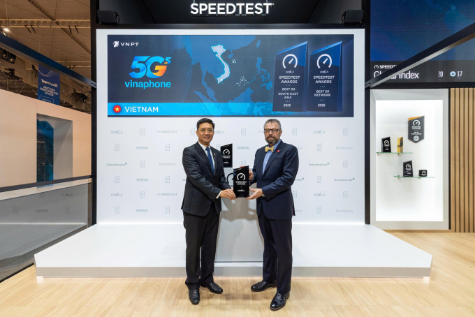 Phó Tổng Giám đốc VNPT Nguyễn Nam Long (trái) nhận giải từ đại diện Ookla tại MWC 2026. Ảnh: Cao Hưng