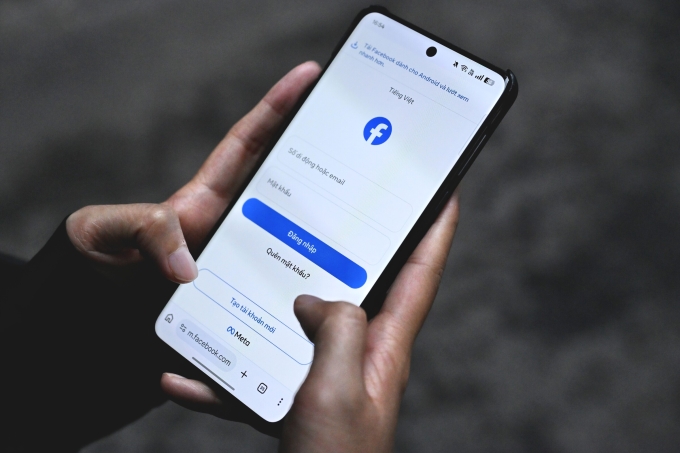 Một người dùng đang đăng nhập vào tài khoản mạng xã hội Facebook. Ảnh: Trọng Đạt