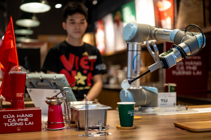 Cánh tay robot được sử dụng để pha chế đồ uống tại một cửa hàng cà phê ở Hà Nội. Ảnh: Minh Sơn