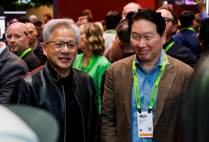 Chủ tịch SK Hynix Chey Tae-won (bên phải), gặp CEO Nvidia Jensen Huang tại Nvidia GTC 2026 ở San Jose, California. Ảnh: Yonhap