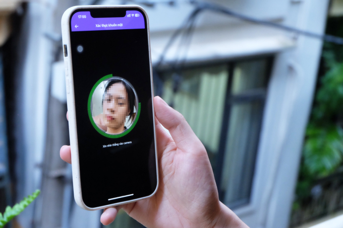 Người dùng đăng ký xác thực khuôn mặt trên một ứng dụng ngân hàng. Ảnh: Trọng Đạt