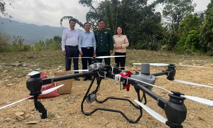 UAV được thử nghiệm để vận chuyển nông sản trong chuyến khảo sát. Ảnh: MST