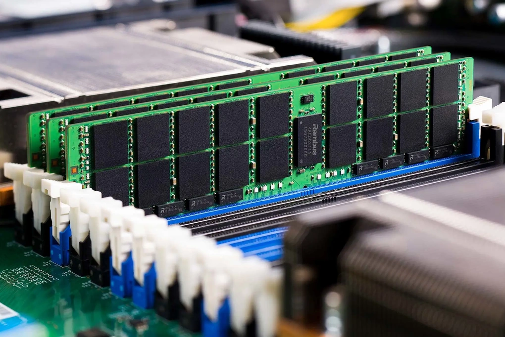 Một số thanh RAM nhãn hiệu Rambus gắn trên bo mạch chủ. Ảnh: Rambus