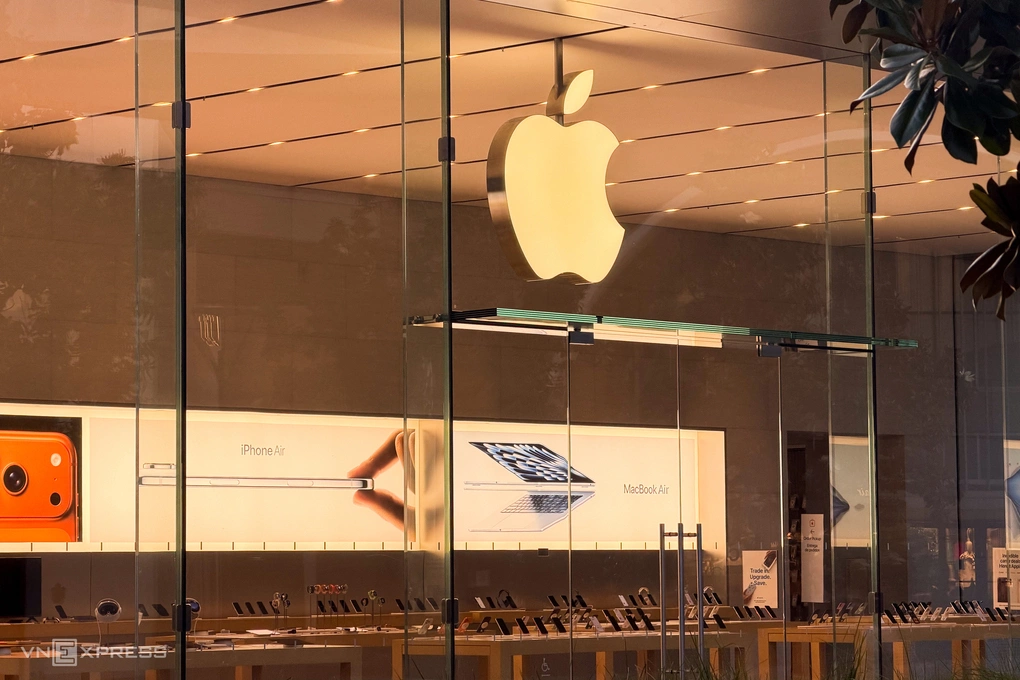 Logo Apple tại một Apple Store ở California, Mỹ, tháng 5/2026. Ảnh: Lưu Quý