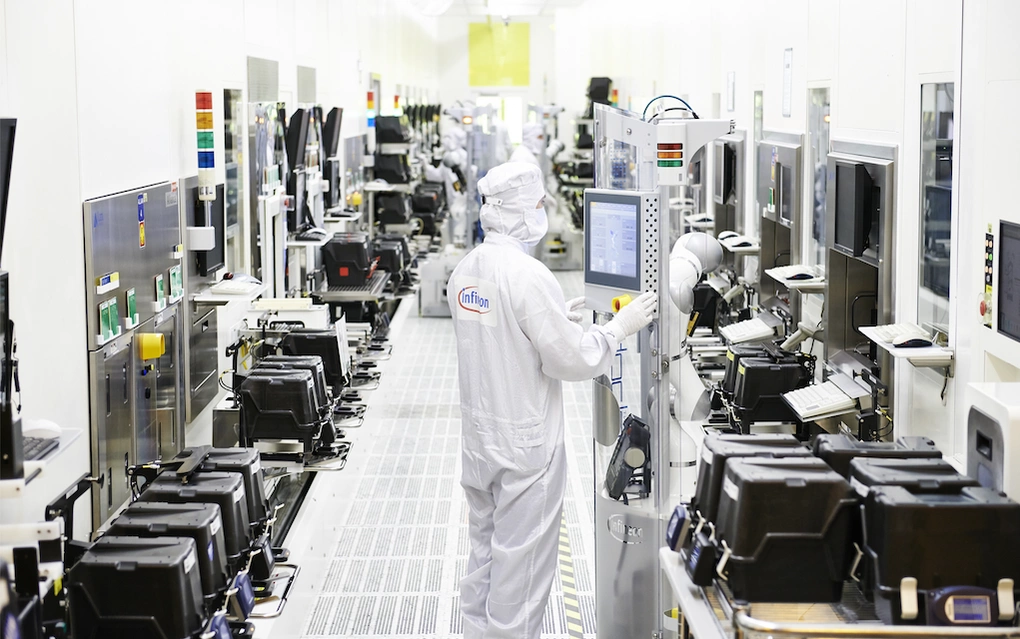 Công nhân bên trong một nhà máy của Infineon Technologies. Ảnh: Infineon Technologies